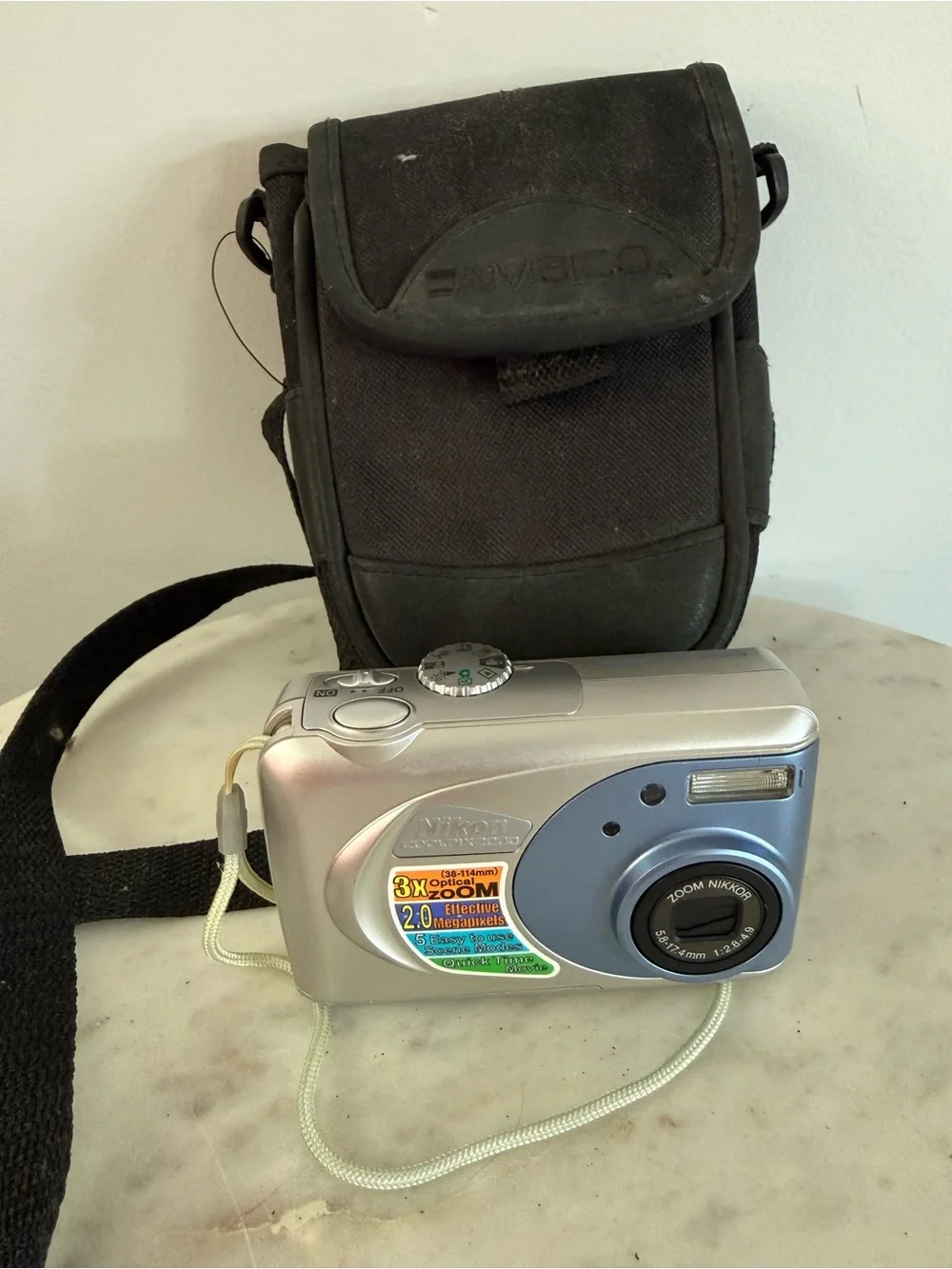 Nikon Coolpix 2000 2.0MP Point Shoot Digital Camera w/32MB Compact Flash + case